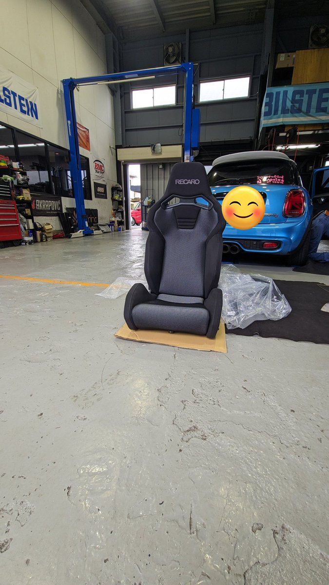 新しいシート取付です。
ついでにアダムスポリッシュのインテリアクリーナー買うことに。