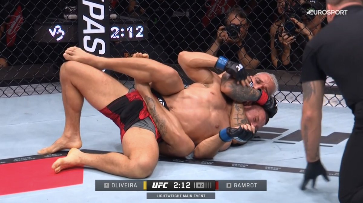 mma_orbit's tweet image. CHARLES OLIVEIRA IS BACK! 🇧🇷

The former lightweight champion submits Mateusz Gamrot in round two. 

Scenes in Rio! 🔥🔥🔥 #UFCRio