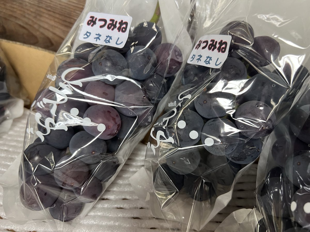 fu_kuu's tweet photo. 明日今シーズン最後の営業日を迎える古内果樹園です。ですが、このタイミングでなんと当園初登場のつま紅・みつみね販売いたします！まだ数が少ない為売切御免となります。超高級富士の輝きも少量ございます！
あいにくの雨ですがお気をつけてお越し下さい！
#つま紅 #みつみね https://t.co/zk8OvgqvU6