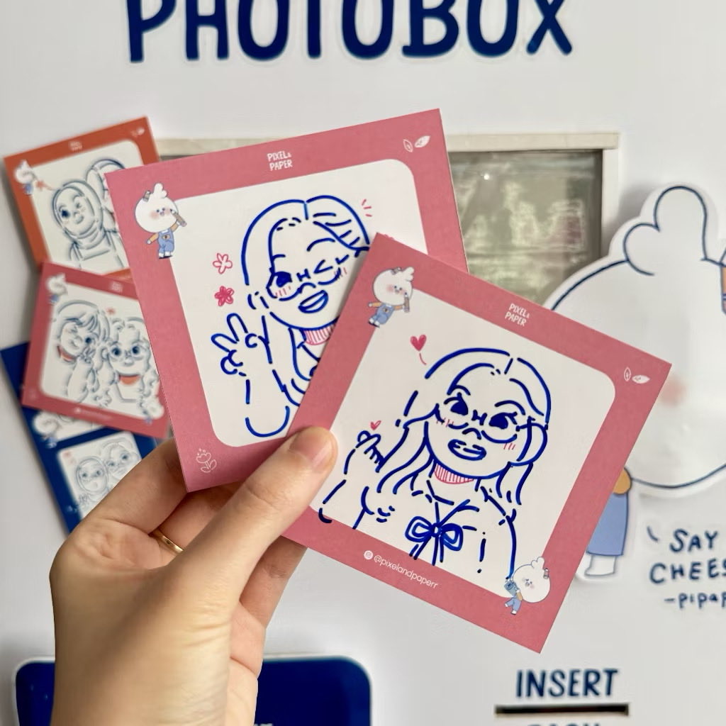 sucreveil's tweet image. Foto kamu dijadiin ilustrasi lucu bergaya doodle ala photobox! ✨
Bisa buat kado ulang tahun, hadiah couple, atau sekadar kenang-kenangan bareng sahabat 💫
Unik, personal, dan pastinya aesthetic buat ditempel atau dijadiin pajangan 🤍
