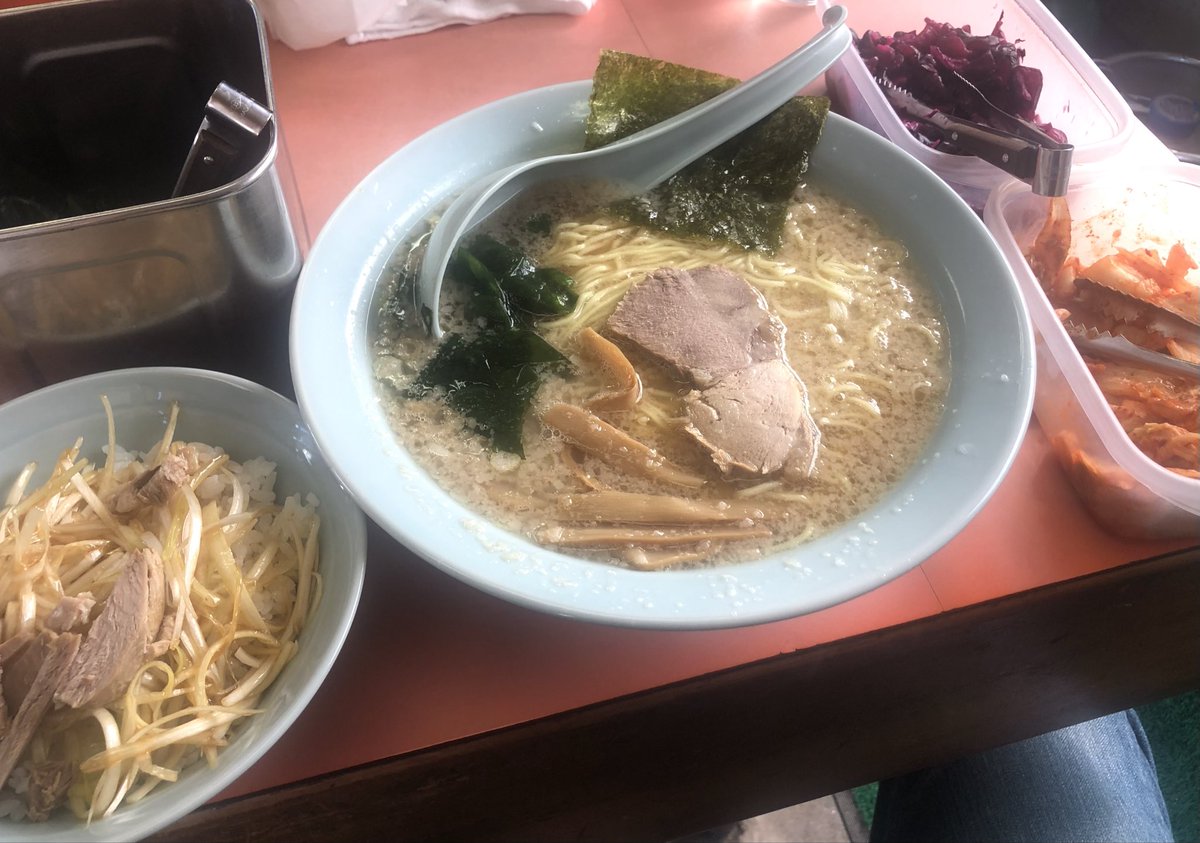 ラーメンショップ 坂戸店
ラーメン　　750円
ネギ丼　　300円
📣ラーメンにはワカメ入れ放題
📣ご飯ものにはお新香食べ放題
凄く得した感じ👍
背脂増しで美味しくいただきました♪