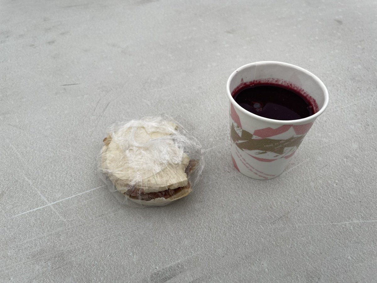 kmngr's tweet image. 舘鼻岸壁朝市 ホットブルーベリージュースとこびり
こびりは、南部せんべい2枚に赤飯を挟んだ食べもので、昔からこの地方で農作業の合間の休憩のときに食べるおやつ 朝作っておいておやつに食べるころには乾いたせんべいがしっとりしている おせんべいサンドだ こびり=小昼か