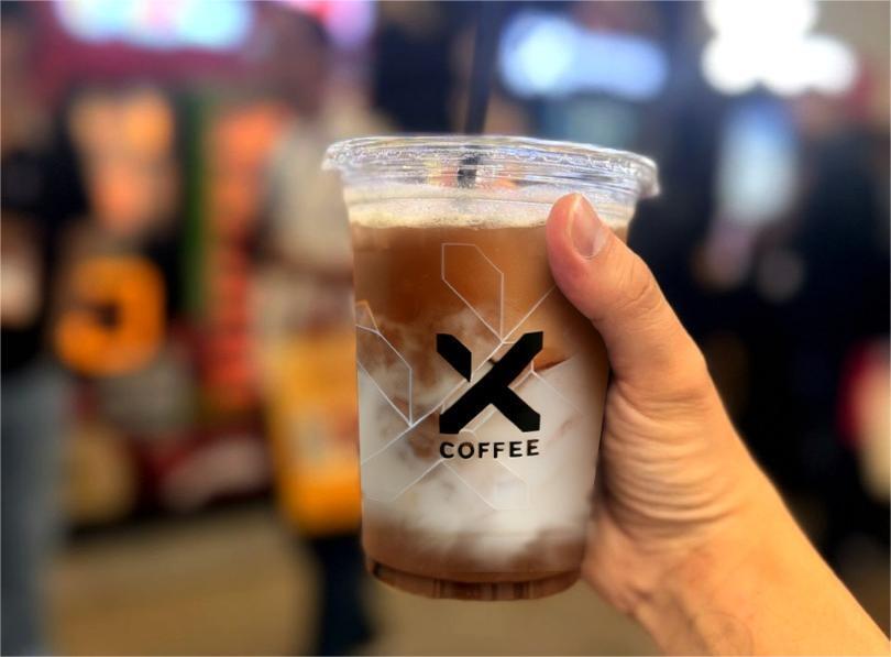 yogiliman's tweet image. ☕🤖 Exciting news! SG tech firm XCoffee debuts AI-powered robotic beverage machines! Imagine your coffee being made by a robot—would you give it a try? Dive into the future of beverage tech! Read more here: ift.tt/h6759ag #AI #TechInnovation #Robotics #CoffeeLovers
