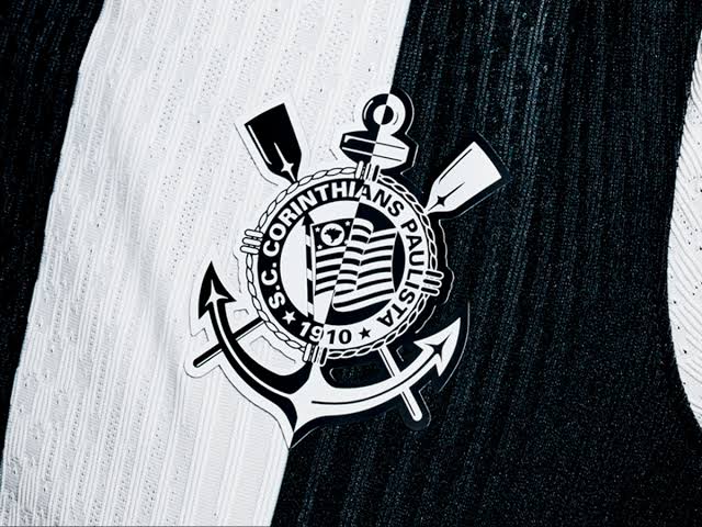 silverio_danilo's tweet photo. Ei @Corinthians @MeuTimao @beatrizmaineti @Vessoni @geglobo 
Será que sou o único corintiano que acha q o escudo do Corinthians deveria ser substituído pelo escudo preto e branco feito na camisa 3 de 2024? Não somos tricolor pra ter vermelho no escudo, somos alvinegros... https://t.co/5QLyW8joUU