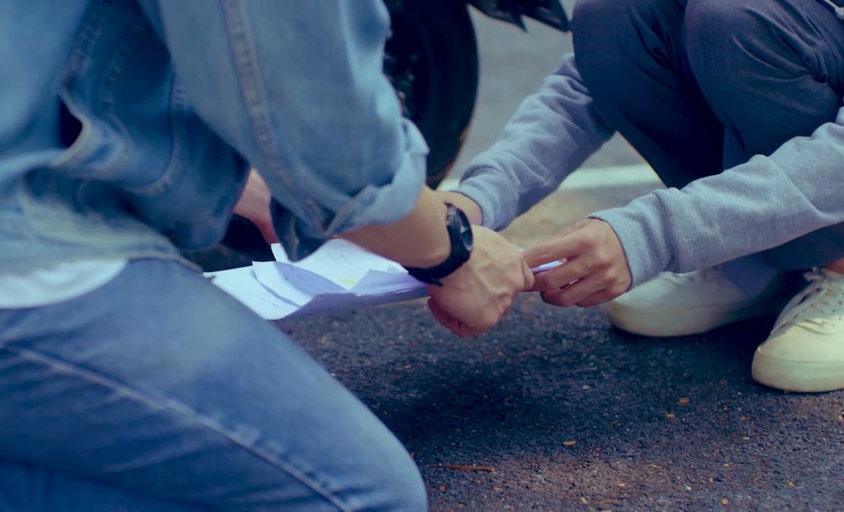 وَ تشابكت عِند اللقاء أصابعيِ لا الأرضُ تحملني وَلا نبضيِ معي