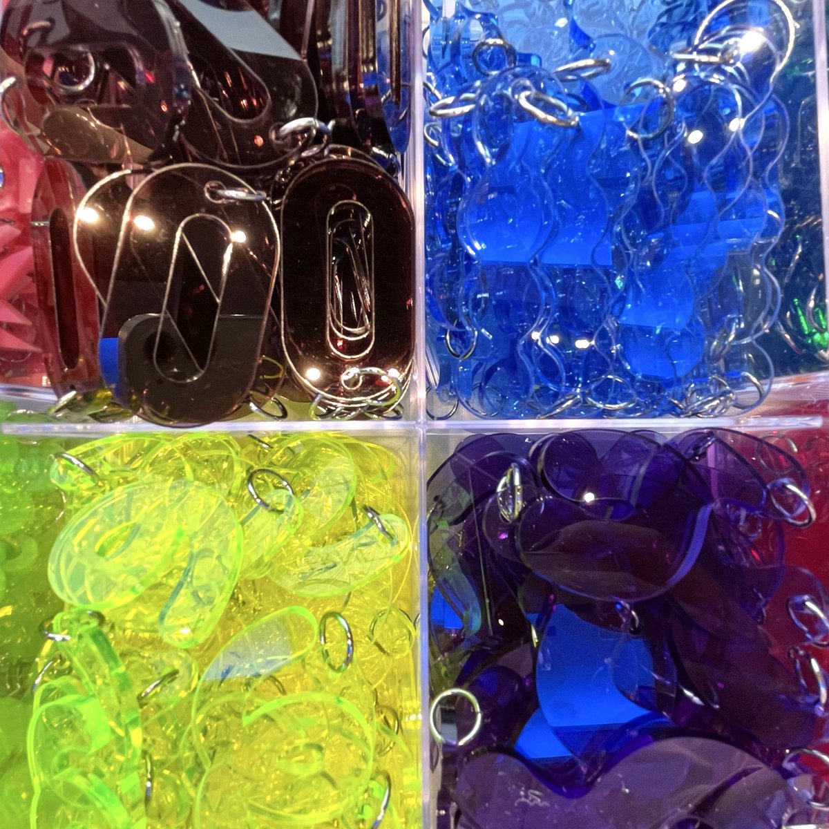 ktk_design's tweet photo. 2日目もよろしくお願いします！
デザインにまつわる質問に答えると、あなたの答えから生まれたオリジナルキーリングをプレゼント✨
なんとデザインは全部で256通り💫
友達や同僚と一緒に来て、ぜひ見比べてみてください🙋

#designship2025 #GMOdesign https://t.co/93yWiOyR9X