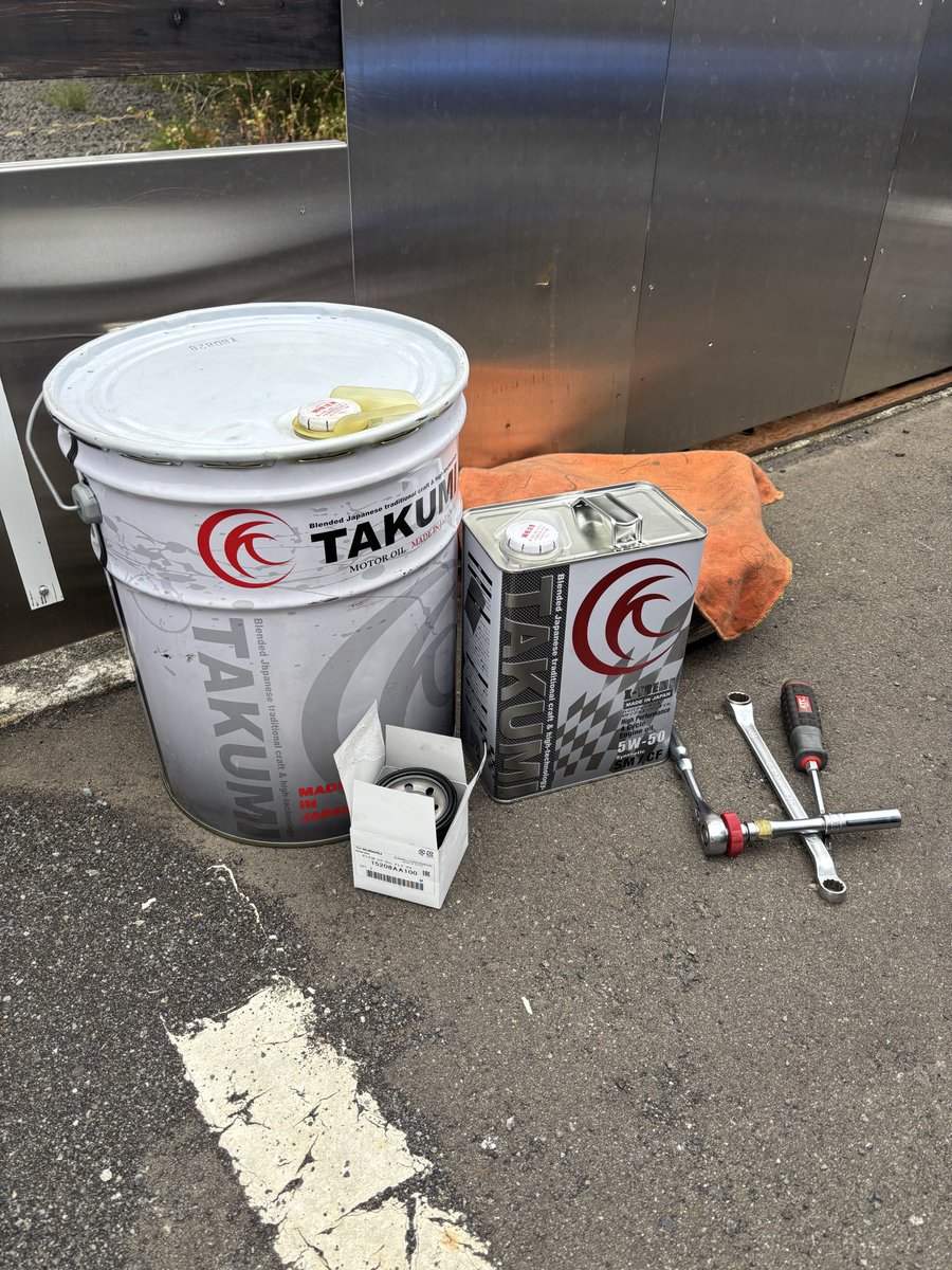 で、終了〜
ちゃんとバックが点灯する様になりました😊
ついでにオイル、エレメント交換！
さて、ちょっと走らせるかな・・