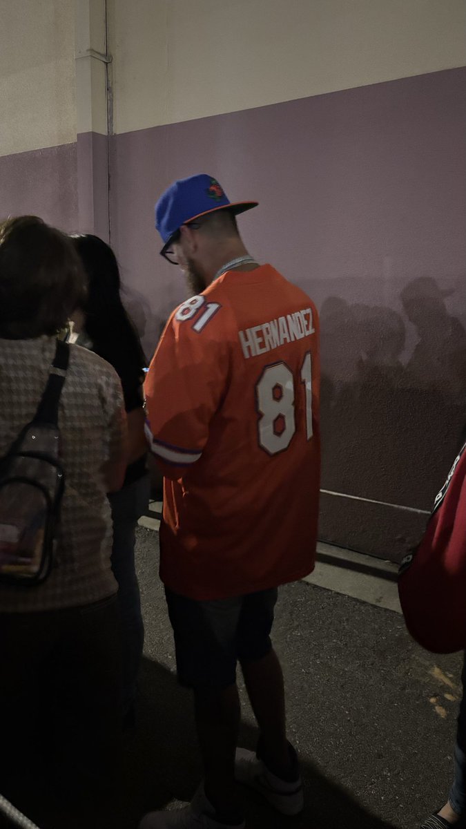 Holy shit it’s Aaron Hernandez