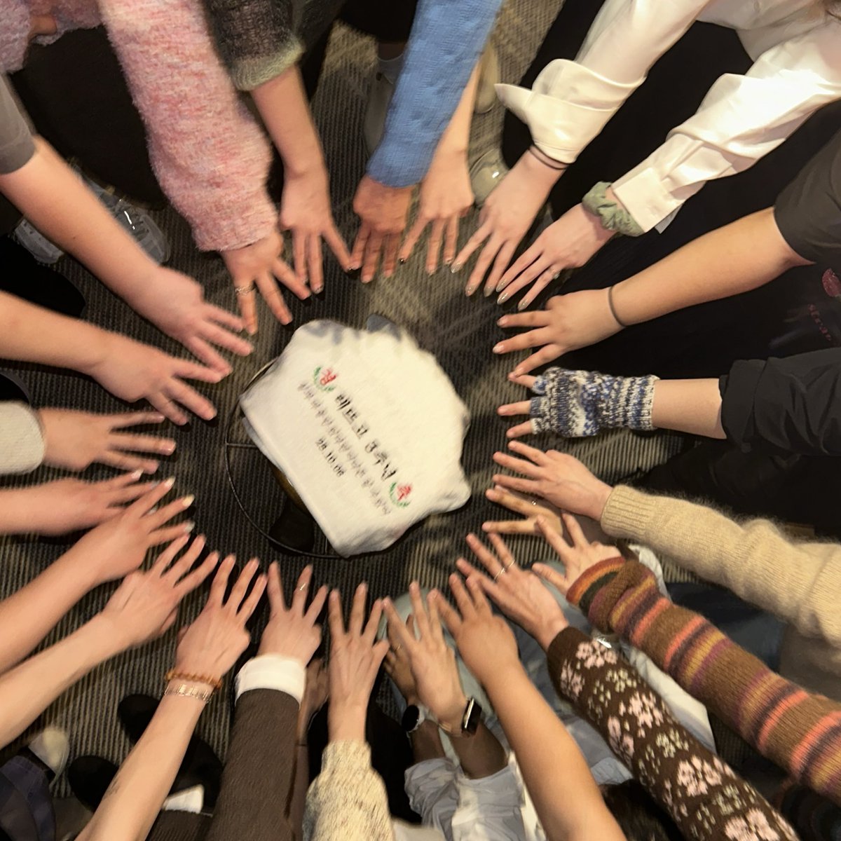 뜨갤럭시에서 열린 레뜨고 3주년 파티!!
날이 더워지면서 레전드 뜨태기를 겪고있었는데 오랜만에 함뜨하니 이제 뜨개 해야겠다..! 싶었어요
다들 넘 즐거웠고 오래오래 함뜨해요,,,,💕
신나게 먹고 즐겁게 뜨느라 음식, 편물사진 못찍따..!