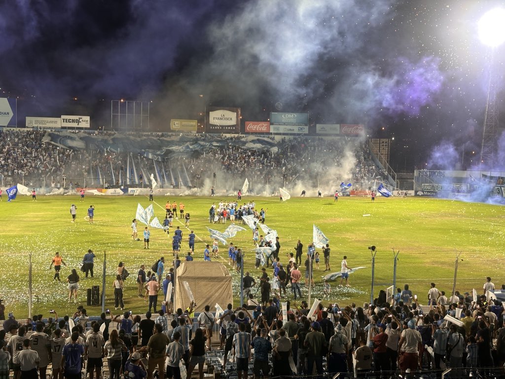 Tremenda victoria consiguió Gimnasia y Tiro sobre Temperley. Los goles del poyo Rojas y de mambru Villarreal le dieron la clasificación a cuartos de final del reducido. El albo se ilusiona con su gente que hoy explotó el Gigante del Norte. El rival lo conocerá mañana. Vamos!!!!