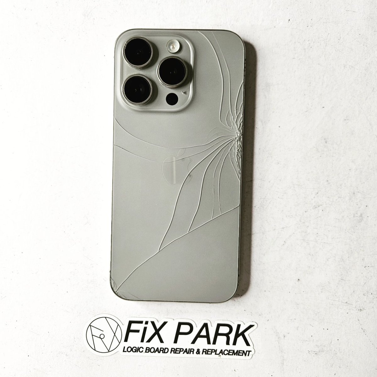 fix_park's tweet image. おはようございます！FiX PARKスタッフです😊  
京都府のお客様より、iPhone 15 Proの背面ガラス修理をご依頼いただきました📱✨  
落下による割れのみでしたので、背面ガラスを新品に交換し、美しく復活しました🔧  
背面割れもぜひFiX PARKへ📲💬  
#スマホ修理 #fixpark #京都府