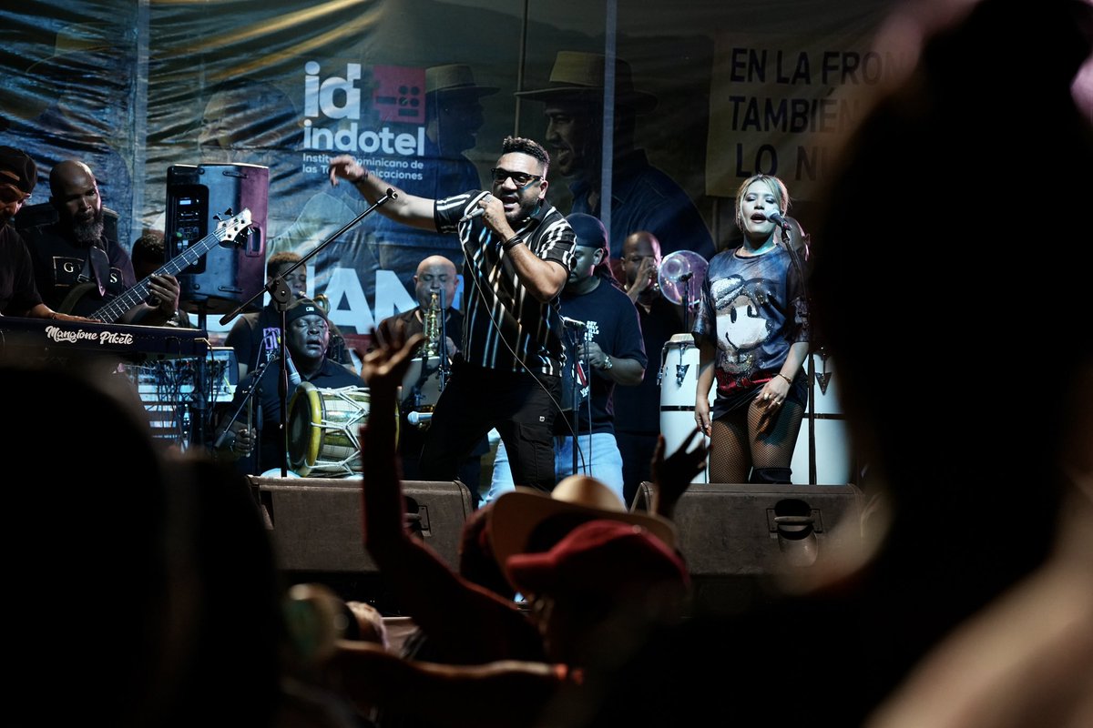 IndotelRD's tweet image. En Dajabón, la alegría se siente en el aire🇩🇴

El ritmo del merengue y la bachata cruza fronteras y une corazones 💃

Sonan-DO le da voz a nuestra identidad, y SOBERANÍA 4.0 la hace llegar más lejos 💙🤍❤️

#OrgulloDominicano #SonanDO #INDOTELRD #Soberanía