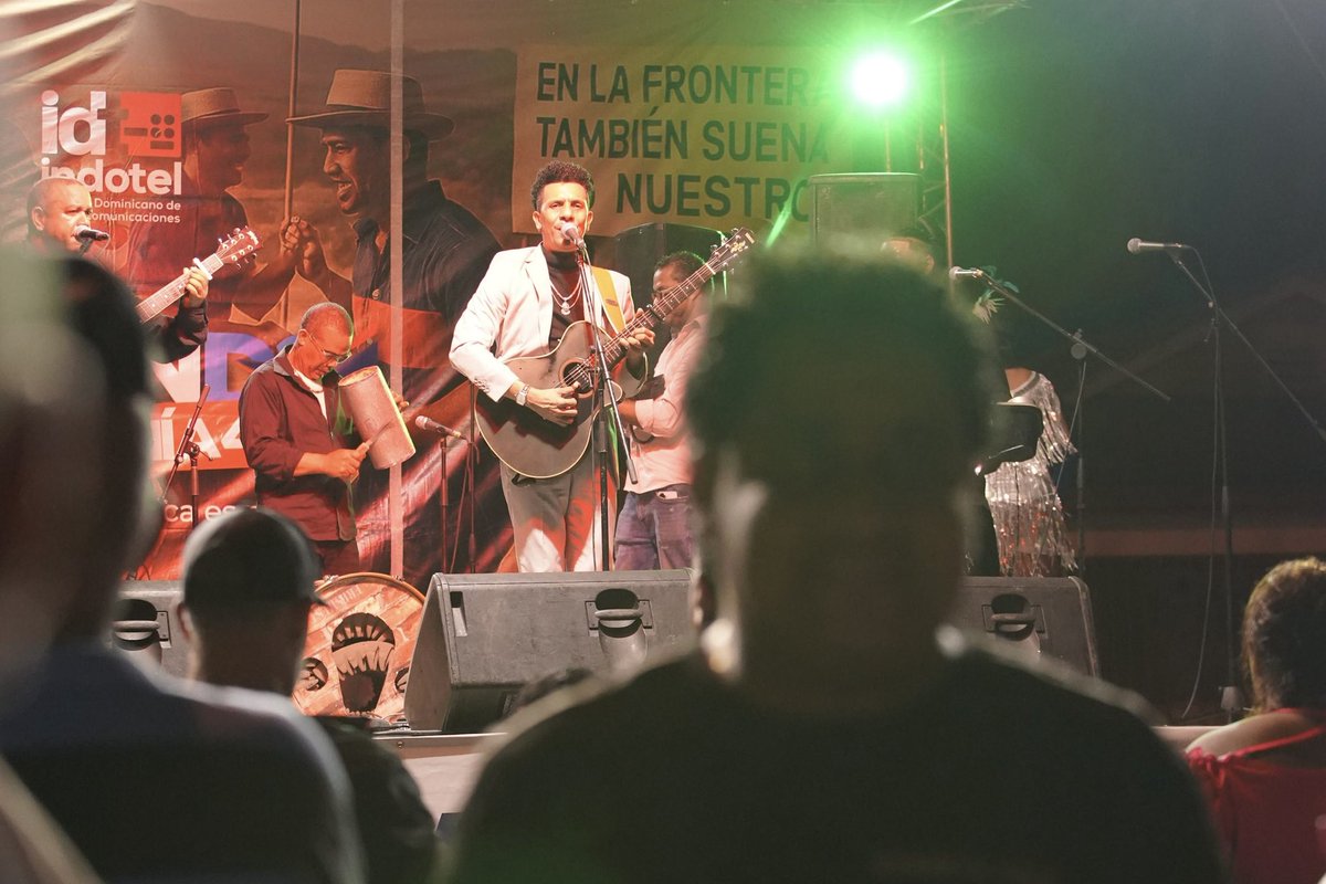 IndotelRD's tweet image. En Dajabón, la alegría se siente en el aire🇩🇴

El ritmo del merengue y la bachata cruza fronteras y une corazones 💃

Sonan-DO le da voz a nuestra identidad, y SOBERANÍA 4.0 la hace llegar más lejos 💙🤍❤️

#OrgulloDominicano #SonanDO #INDOTELRD #Soberanía