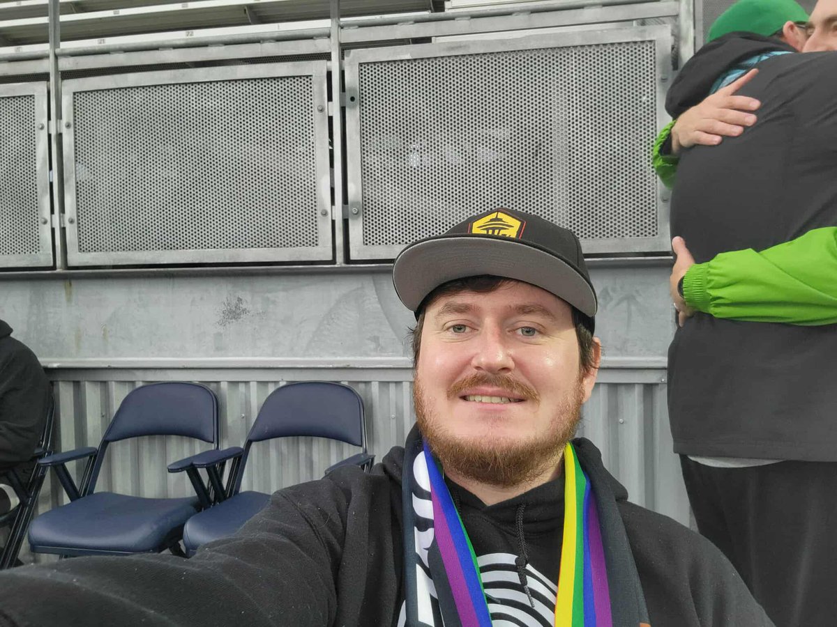 pixelforay's tweet photo. #soundersmatchday #lonewolf #holdingitdown #thankyouforyourservice https://t.co/AZtvRgnCtC