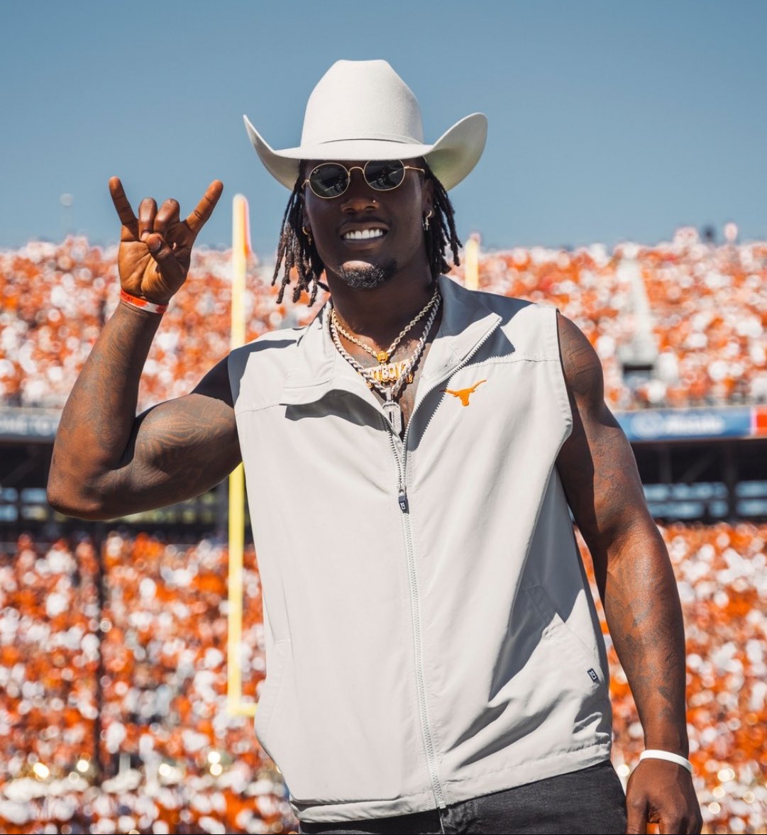NickHarrisFWST's tweet image. CeeDee Lamb, DeMarvion Overshown and Perrion Winfrey taking in the Texas win over Oklahoma in the Red River Rivalry today