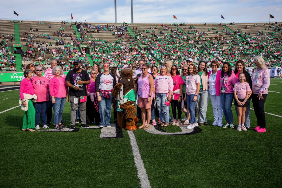 marshall_health's tweet image. Breast health team members at Marshall Health Network joined breast cancer survivors and their families at the @marshallu vs. ODU game to celebrate survivorship, raise awareness and support those affected by breast cancer. 💚

#BreastCancerAwarenessMonth