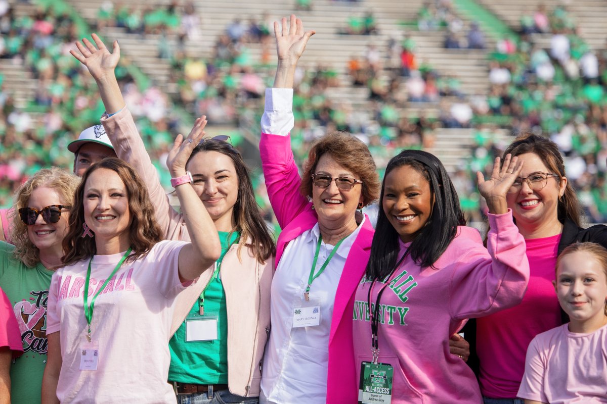 marshall_health's tweet image. Breast health team members at Marshall Health Network joined breast cancer survivors and their families at the @marshallu vs. ODU game to celebrate survivorship, raise awareness and support those affected by breast cancer. 💚

#BreastCancerAwarenessMonth