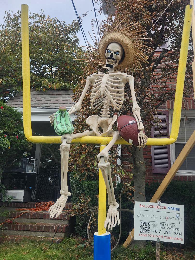 This “Bad Boney” themed house might just win Halloween 😂 

(📸: @weightlessinnovations // IG )
