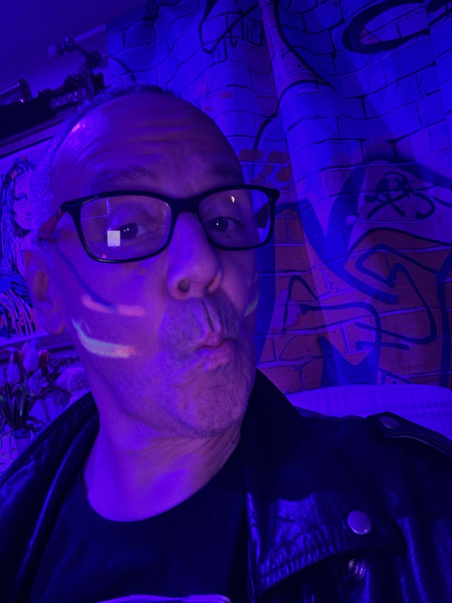 En la noche al acostarme,
Te apareces en mi mente una vez más,
A recordarme aquellas cosas dolorosas,
Que durante años he tratado de olvidar.
Así fue todo, mal diseñado!