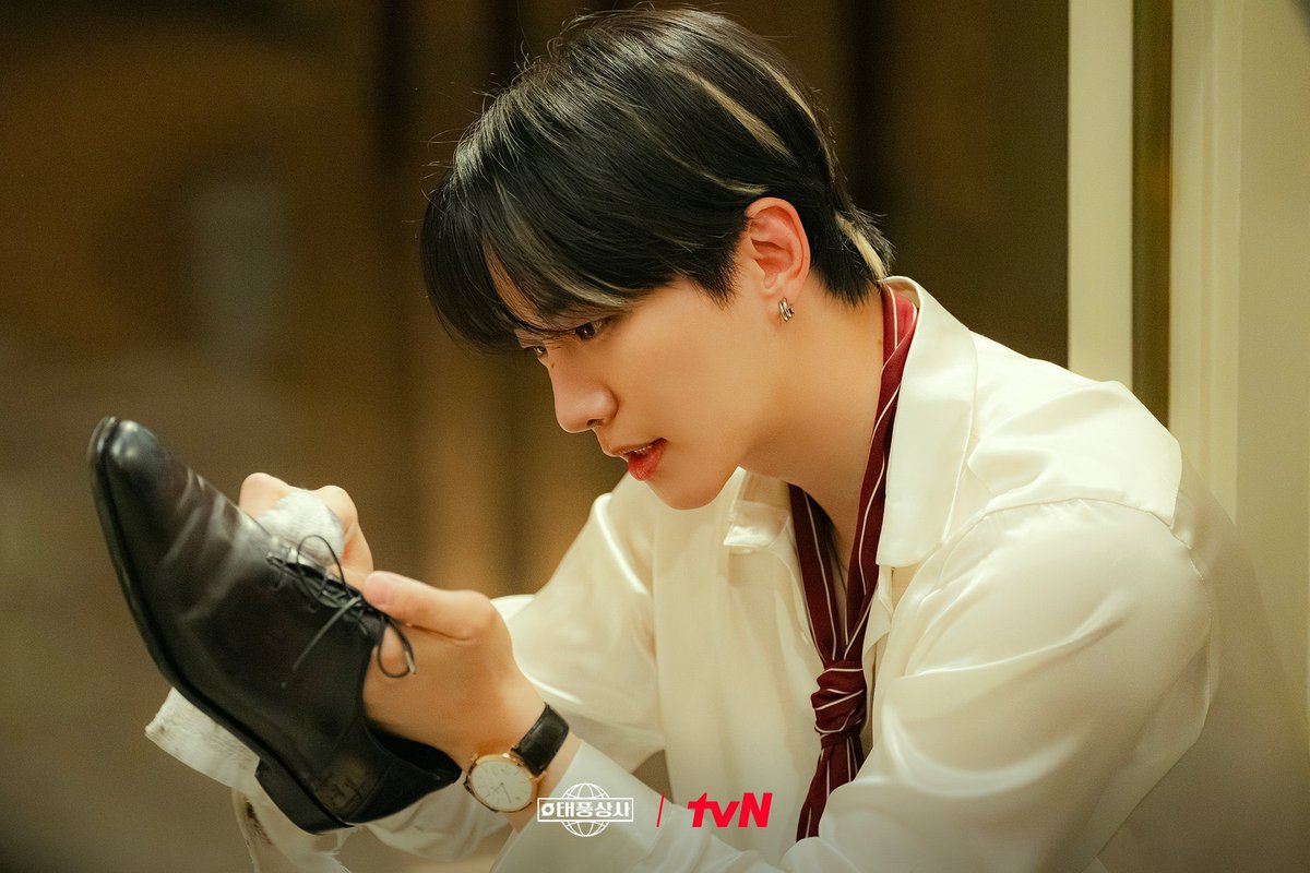 deeper0125's tweet photo. 아부지 구두와 태풍이 시계가 좋아보여요 https://t.co/bOda5uryV2