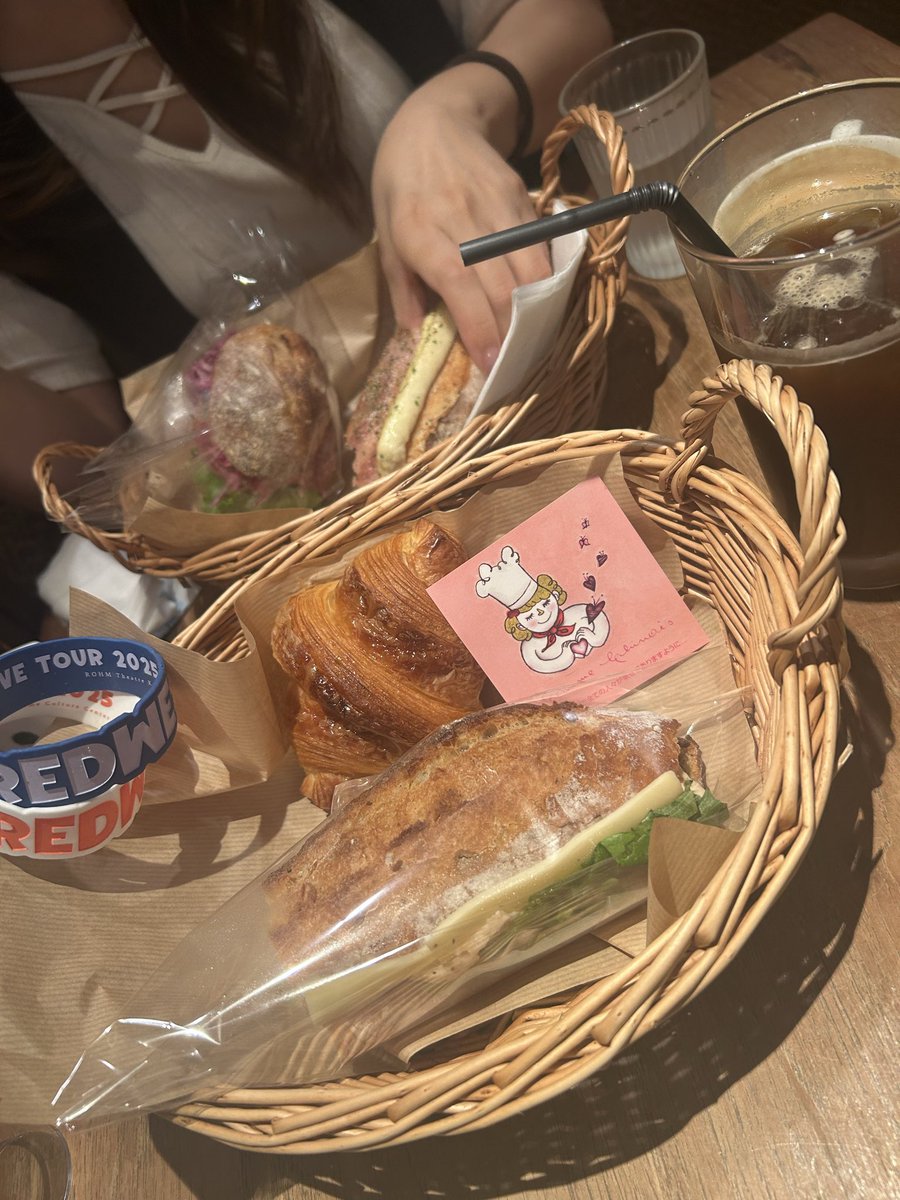 ruru_jips's tweet image. 神戸国際会館　会場〜
並ぶ前にパンモーニングすごい並んでた
おいしーかったーー♬
お天気晴れてはない曇り空気温只今26℃
動くと蒸し暑いけど座ってると風が程よく気持ち良い
#REDWEST
#赤西仁