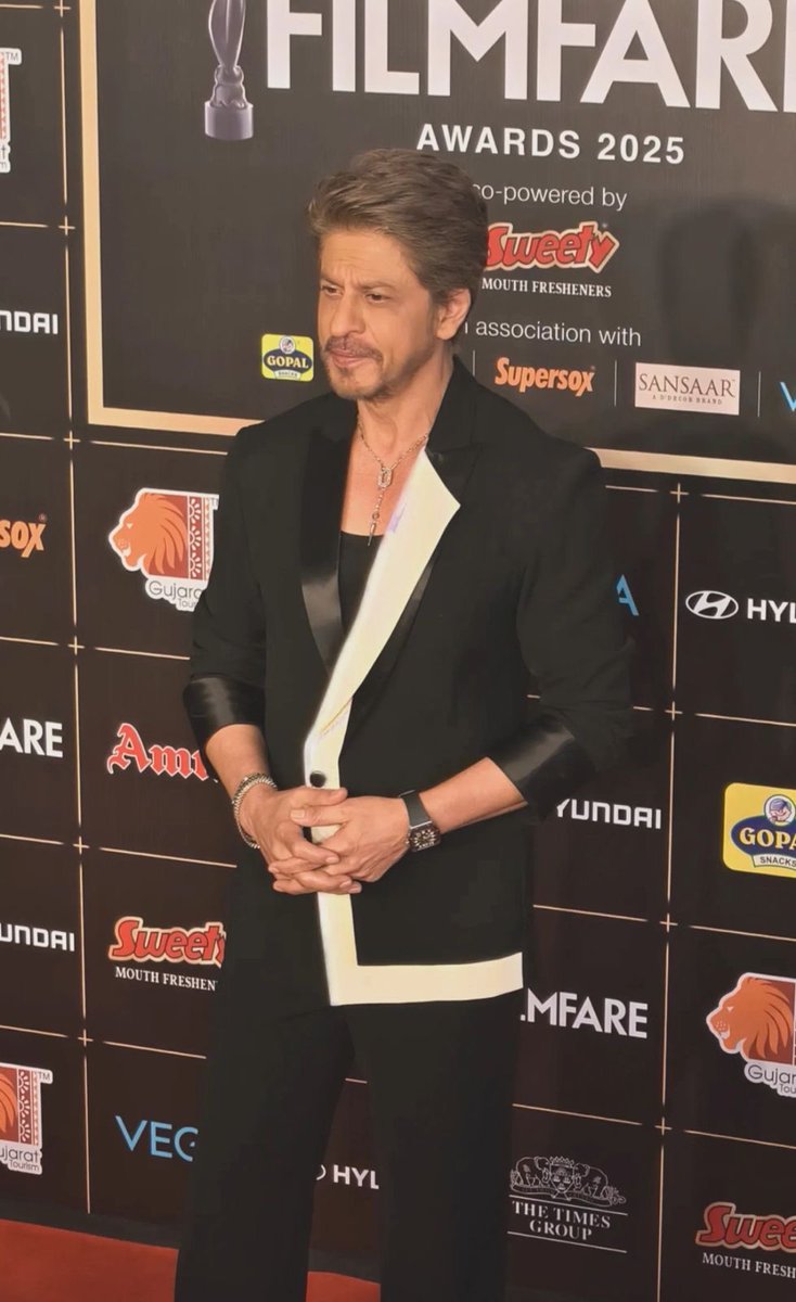 Writerwala's tweet image. King #SRK at #Filmfare Awards