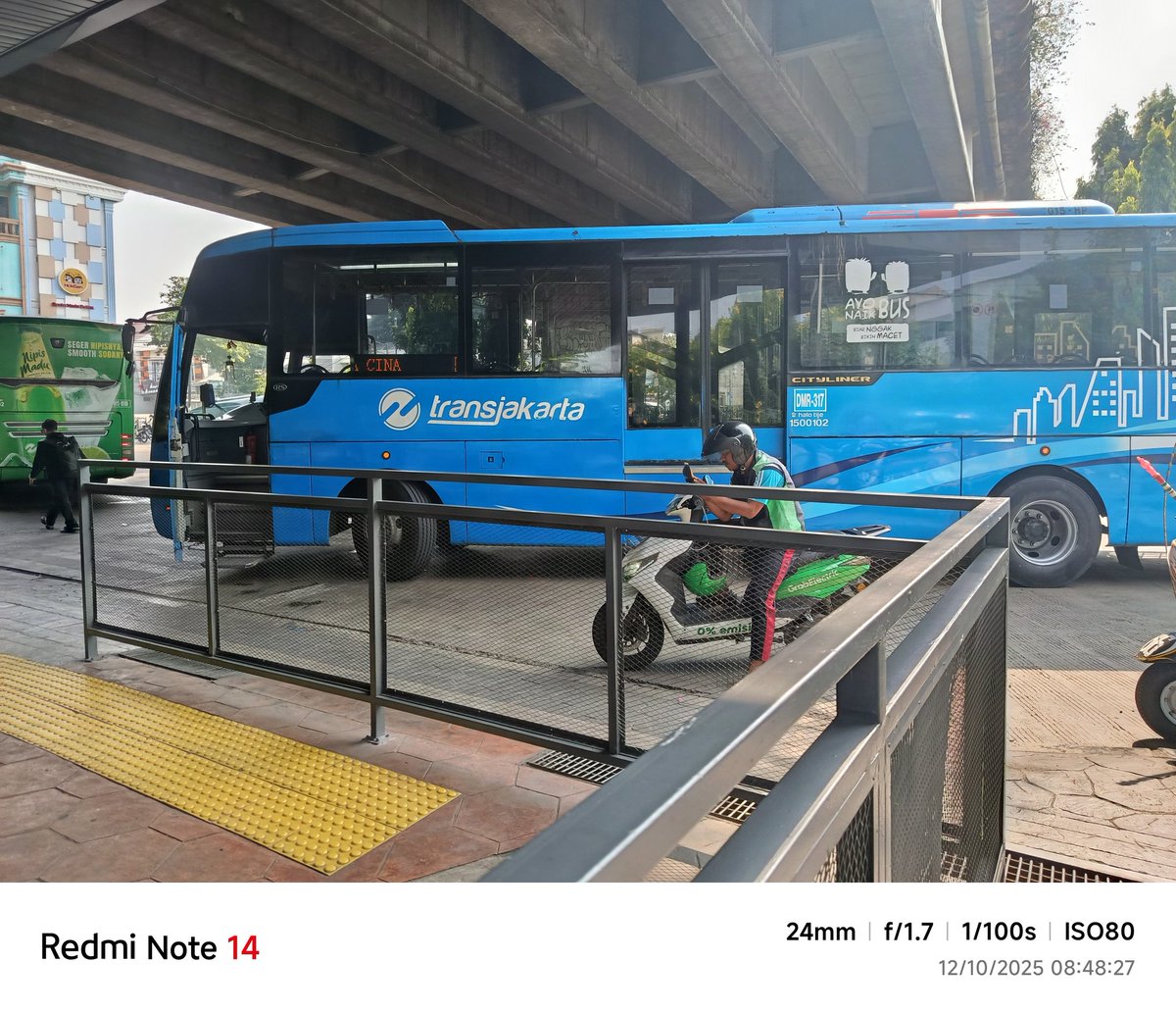 erwinomics's tweet photo. Bus Transjakarta rute St. Tebet Bidara Cina https://t.co/hD2KLYhEse