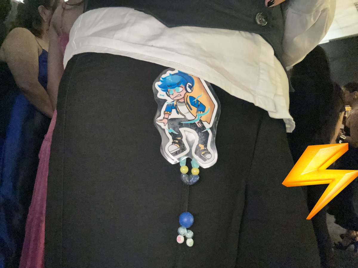 bugboypipipi's tweet image. Fiz o meu chaveiro do prunnoo aparecer na foto de formatura da minha prima !! YUPIII