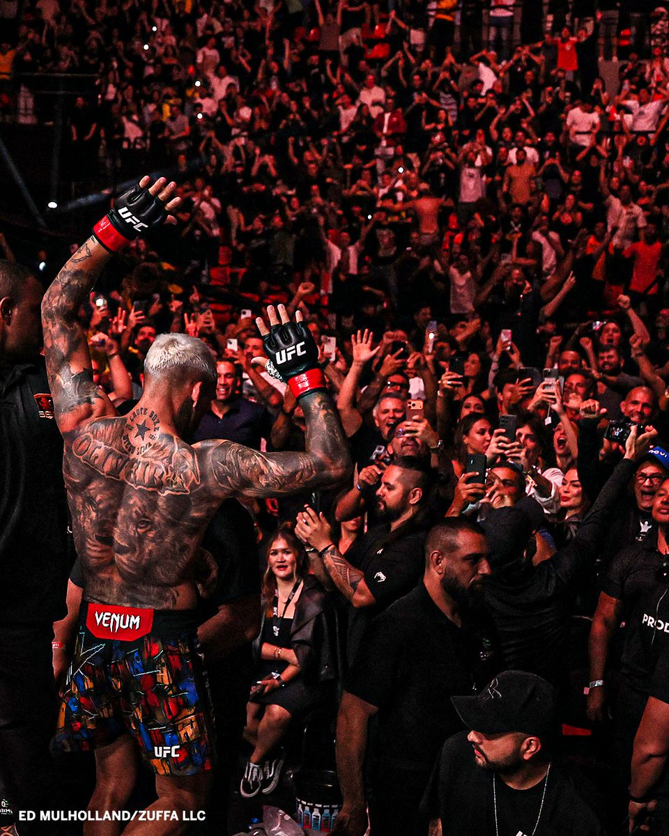 espnmma's tweet image. This picture of Charles Oliveira after his victory at #UFCRio 🔥