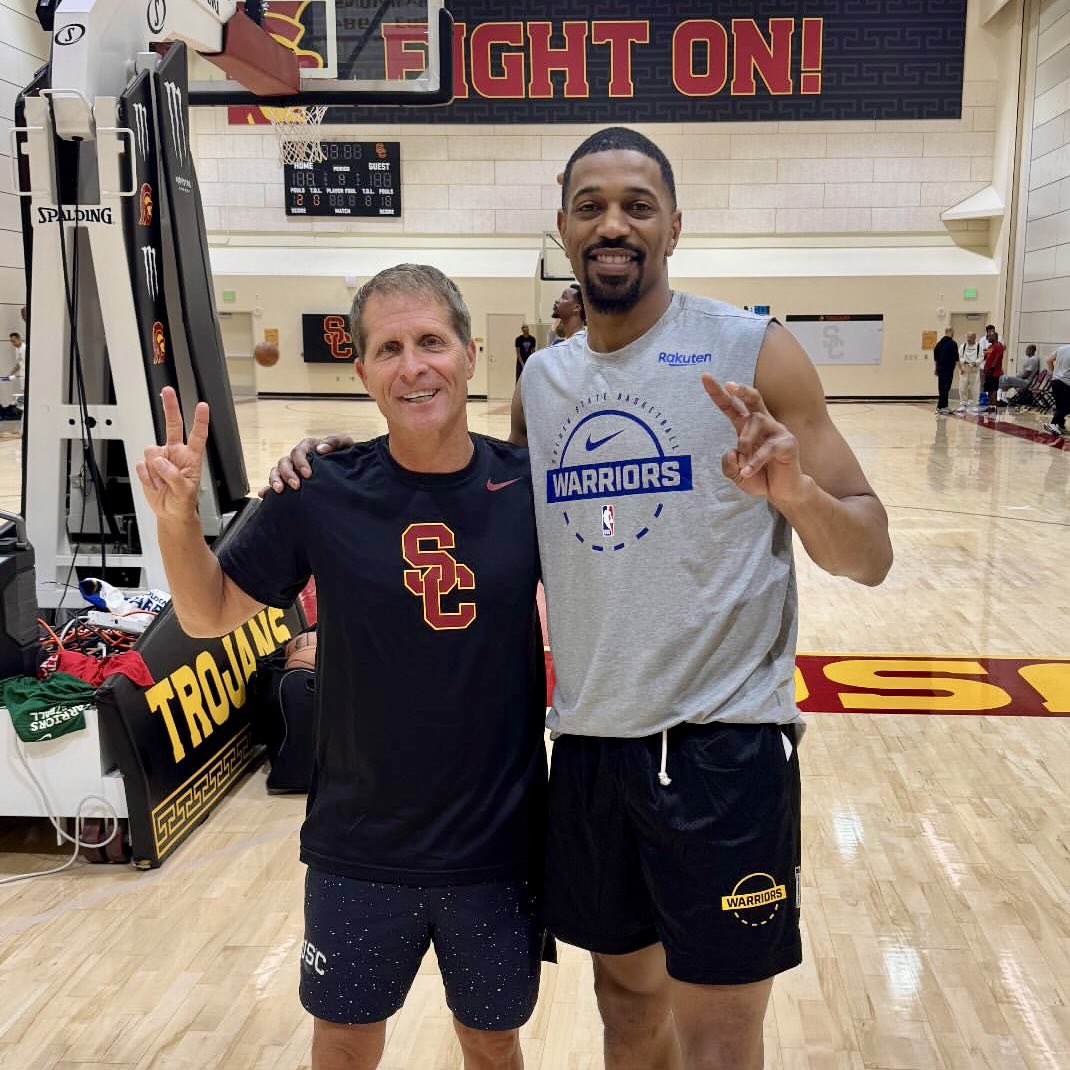 USC_Hoops's tweet image. .@EricPMusselman linked up with Projan @DeAnthonyMelton and @StephenCurry30 at Galen Center today! 

𝗧𝗛𝗘 𝗣𝙇𝘼𝗖𝗘 𝗧𝗢 𝗕𝗘.