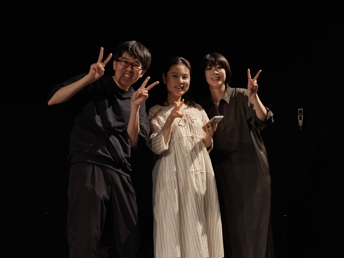 『∞人姉妹/夜を泳ぐ』無事に初日をおえ、本日二日目がまもなく始まります。
おかげさまで13時の回は満員、キャンセル待ちとなりました。18時についてはまだ余裕がありますので、かけこみ、リピーター、大歓迎です。ぜひ遊びに来てください！
写真は開場中の一場面(本編ではありません)
#アムリタ2025