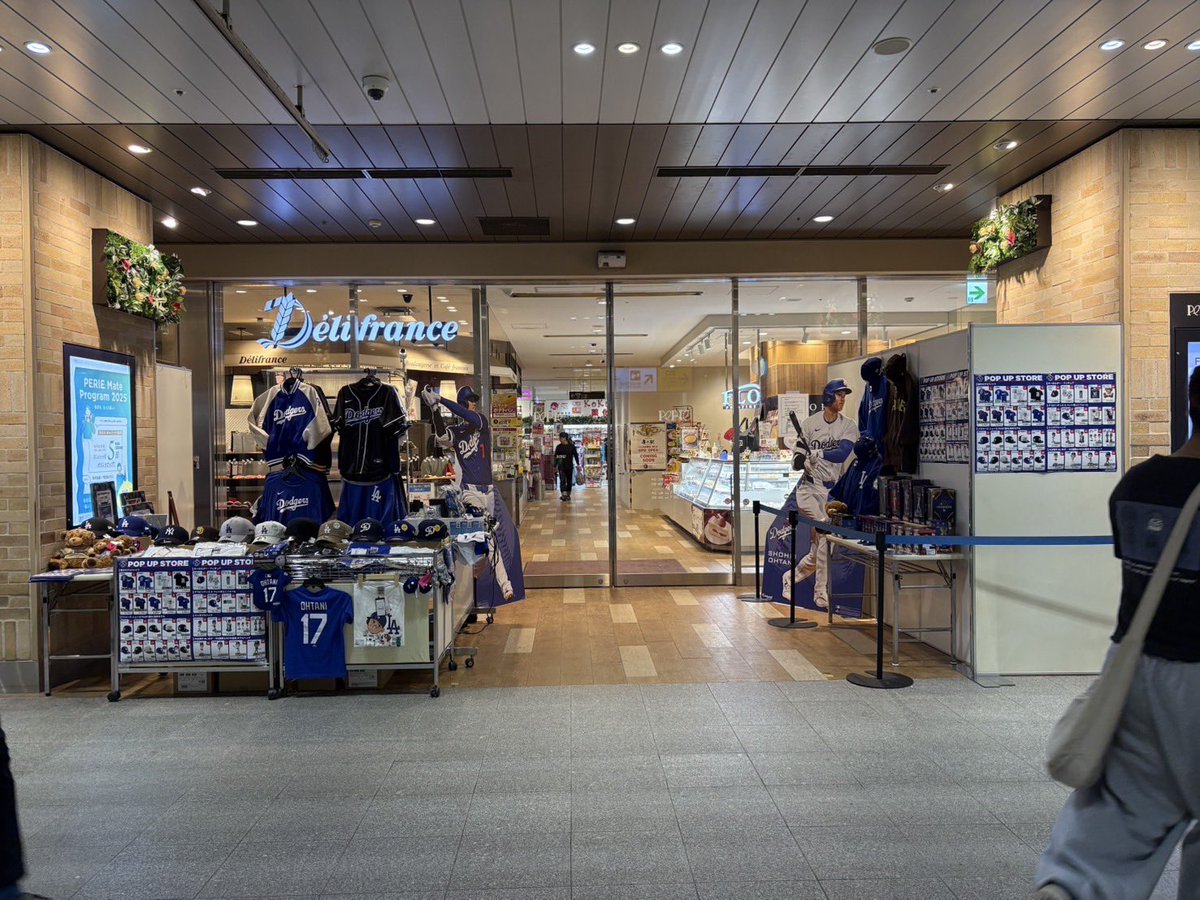 selection_int's tweet image. \特別販売！千葉ロッテマリーンズ&amp;amp;懐かしのロッテオリオンズ×NEW ERAキャップを、JR海浜幕張駅改札前にて数量限定販売します⚾️/

本日も21時までの営業になります🕒
14日最終日は18時までの営業となります🙇‍♂️

#大谷翔平 選手の等身大パネルが目印📸
#佐々木朗希 投手グッズもございます◎

#chibalotte