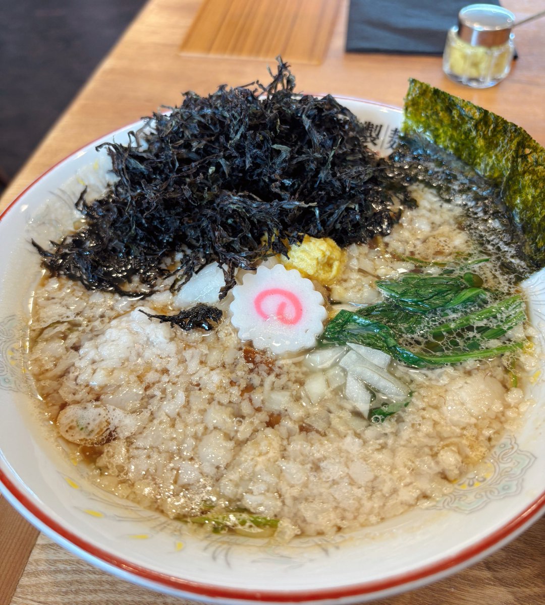 三宝グループ/株式会社三宝 (@sanpougroup) on Twitter photo 三宝亭製麺にて販売中の半チャンセットに追加された『半チャン背脂』
生姜醤油らーめんに背脂が入った背脂生姜醤油らーめんに、特製の半炒飯がついたお得なセットです🍥
美味しいスープに生姜の香りと背脂の甘みがたまりません🤤
相性抜群な磯のりトッピングで完璧な一杯に✨ 三宝亭製麺にて販売中の半チャンセットに追加された『半チャン背脂』
生姜醤油らーめんに背脂が入った背脂生姜醤油らーめんに、特製の半炒飯がついたお得なセットです🍥
美味しいスープに生姜の香りと背脂の甘みがたまりません🤤
相性抜群な磯のりトッピングで完璧な一杯に✨