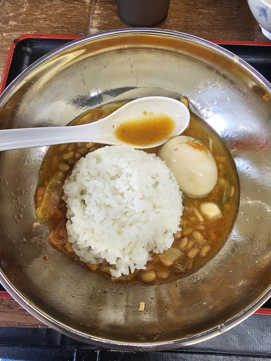 立川の喜奴屋へ。
週末限定の納豆キムチ油そば🍜に
味玉TPを注文❗️
タレがたっぷり入っているので混ぜやすくイイ感じ❤️
この手の納豆タイプのメニューは味が支配される印象がありますがキムチのおかげかそこまで主張せず出汁感も味わえ超メチャクチャ美味しい😍👍
中太麺のモチッが堪らないですね😋💕