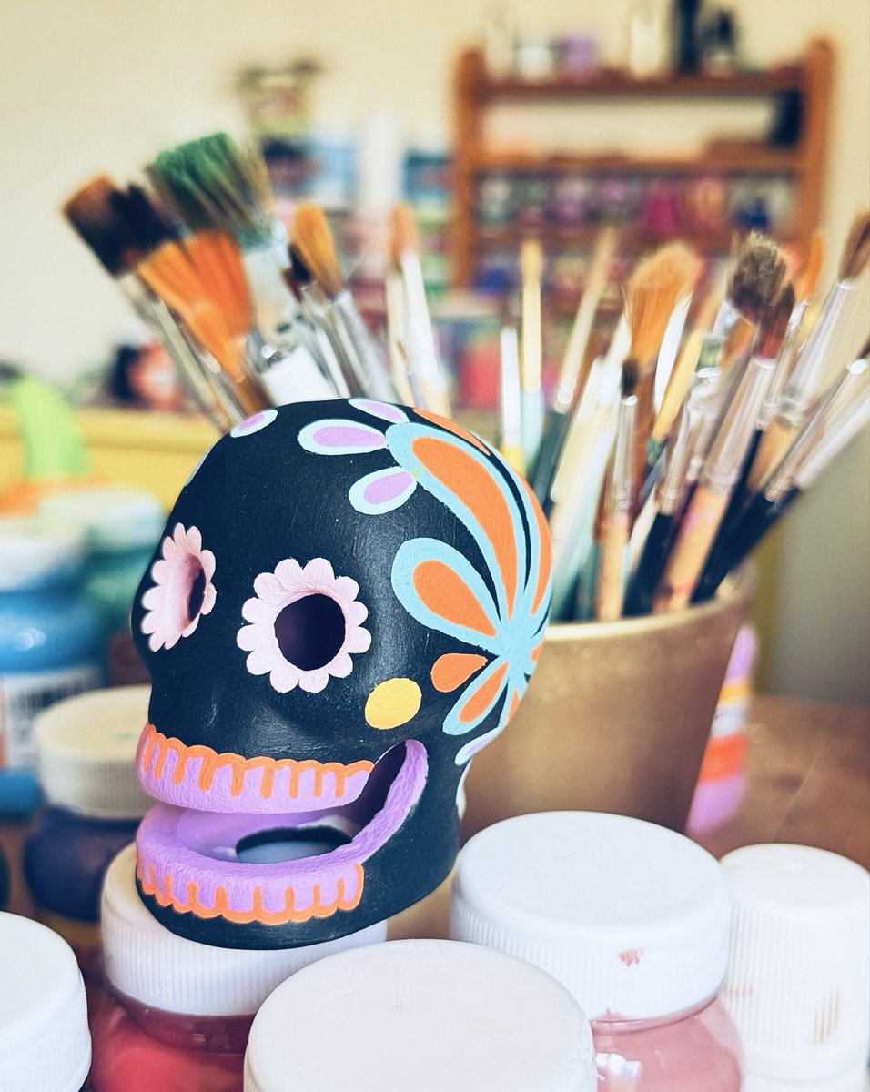 ¡Pide tu MICA • colección 2025! 
Calaveras pintadas a mano | Diseños únicos e irrepetibles. 💀💐 
instagram.com/micamicamx

#ArteMexicano #CalaverasDecorativas #HechoAMano #DiseñoÚnico #EmprendimientoCreativo #Metepec