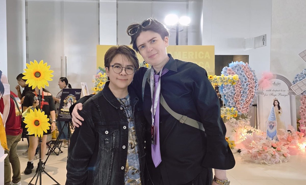 Coolleri's tweet image. Met my dear Thai friend P’@juth at Faye’s concert 🙏🏻 So grateful for this friendship, your kindness, and all the support. Moments like this make everything even more special 💛✨ 

HAPPY BIRTHDAY PERAYA
#FayeGentleBadGirlParty
#FayePeraya 
#ฝ้ายพีรญา