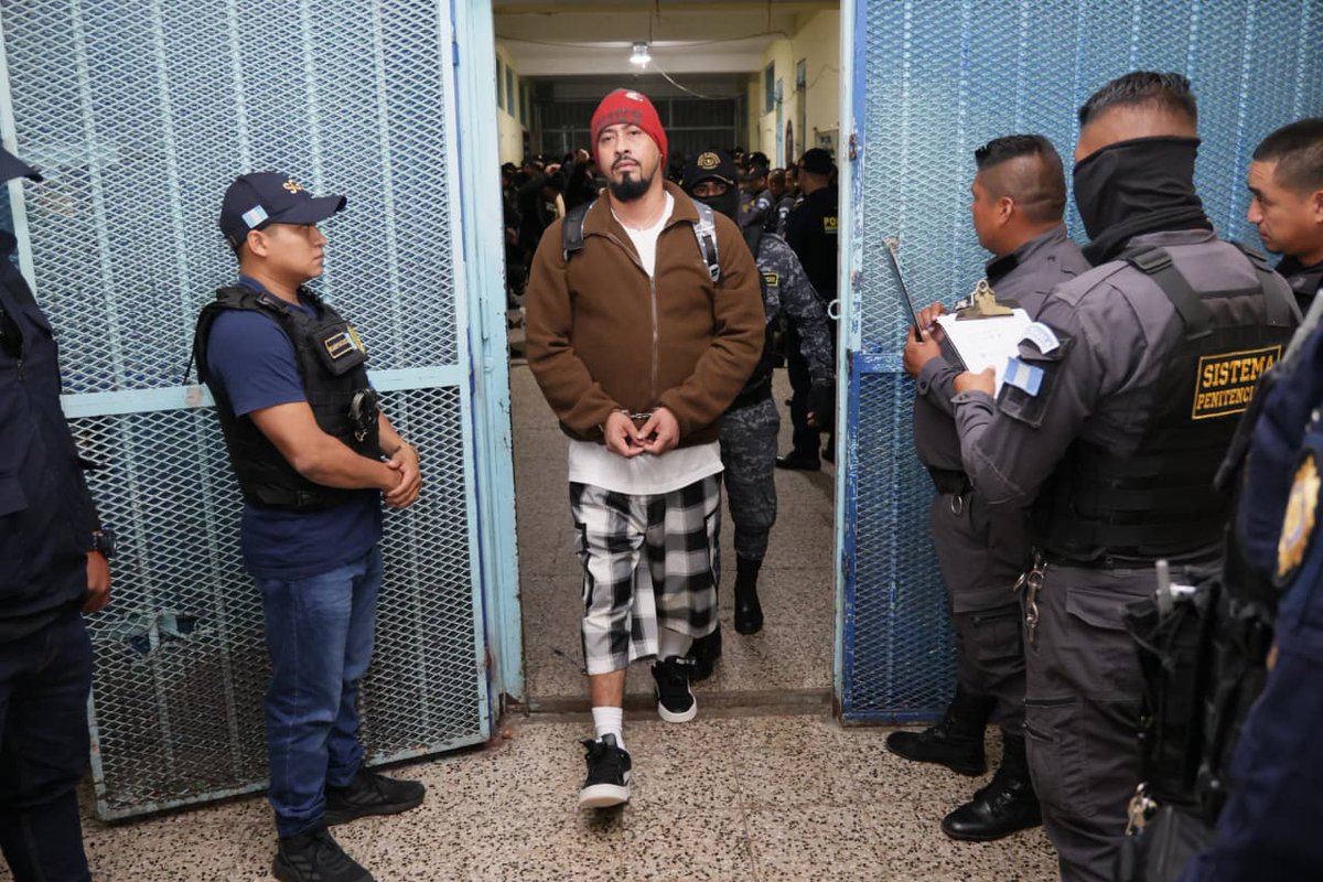 _SPGuatemala's tweet image. Agentes de distintas unidades del #SPdeGuatemala y de la @PNCdeGuatemala incursionan en el centro de detención Fraijanes II para neutralizar posibles acciones que alteren el orden público. Se verifica que no haya riesgo de fugas ni motines que vulneren la seguridad.
#SPenAcción