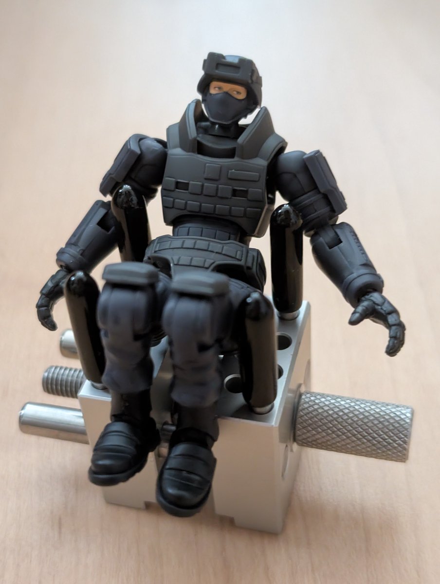 mimiGAMEOVER's tweet image. カバナーの眼シール貼るときとか両手使いたいと思って買った小型クランプが、予想より小型すぎた件。
ちゃんとしたやつは5000円ぐらいするからひよった結果。まぁ、ヘキサギアはどれも部品が小さいから、これでもいいかもな