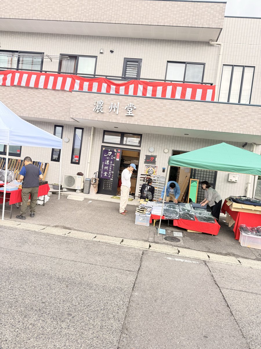 kanjintaido's tweet photo. 今日も朝から濃州堂に来ています。
開店前から来てますが、お客さんが沢山来て、とても忙しそうでした。

相変わらず社長がパワフルです。

写真はまるべく人がいない時を見計らっています。
#濃州堂　#刃物祭り　#大盛況 https://t.co/z0dC4WU3Vp