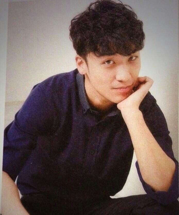 curly hair to honour Seungris curls 🥹🫰🏼 I haven’t been active a lot on my Seungri accounts including TikTok but I’ll try my best to come back!! Hopefully we will have another great #VVIPselcaday together! Love u guys :P (including a selfie)