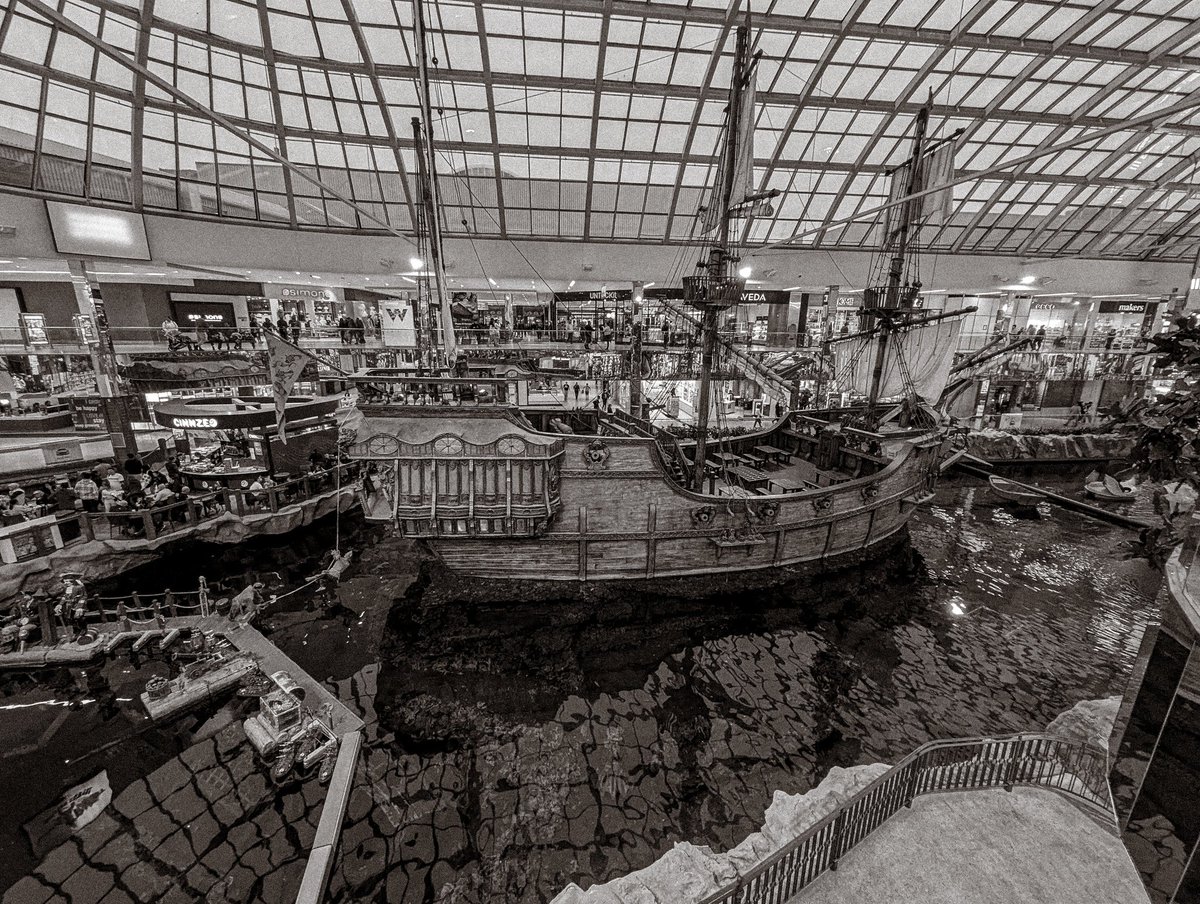 FrankReardon1's tweet photo. Bucket πͺ£ List β
Ever since I was in my teens I always wanted to visit this place. Today in my 50s I finally got the chance.
#WestEdmontonMall OCT.11.2025 https://t.co/rGpxgKJuFo