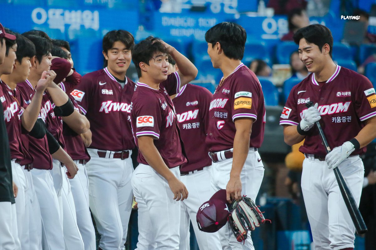 형들한테 머리 가지고 놀림 당하는 중 ... (추측) 
ㅋㅋㅋㅋㅋㅋㅋㅋㅋㅋㅋㅋㅋㅋㅋㅋㅋㅋㅋㅋㅋㅋㅋ