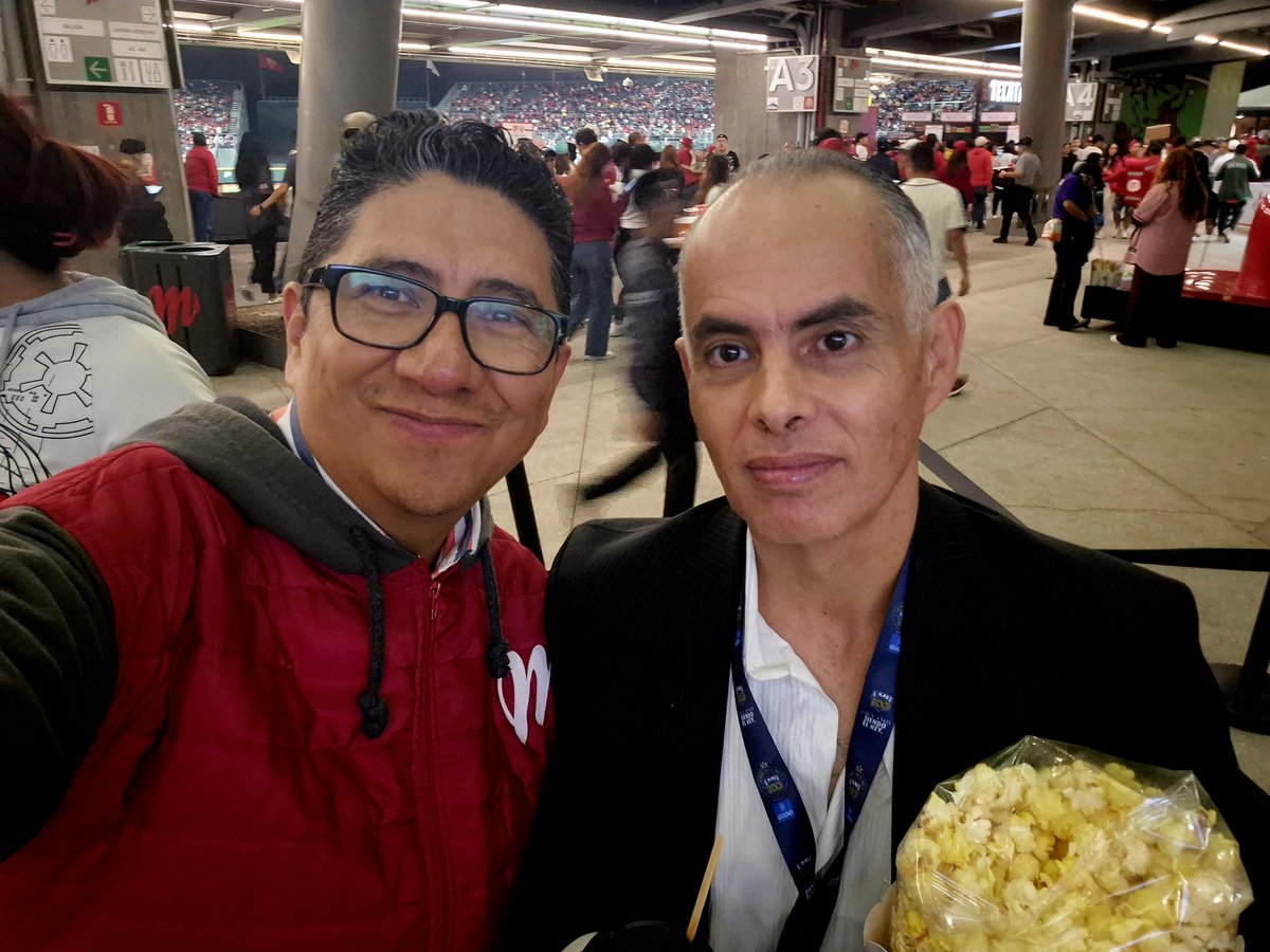 bazajoe's tweet photo. Disfrutando de una muy buena narración de @Alfonsolanzagor en #LaCasaDelBeisbol https://t.co/adOJDmtigB