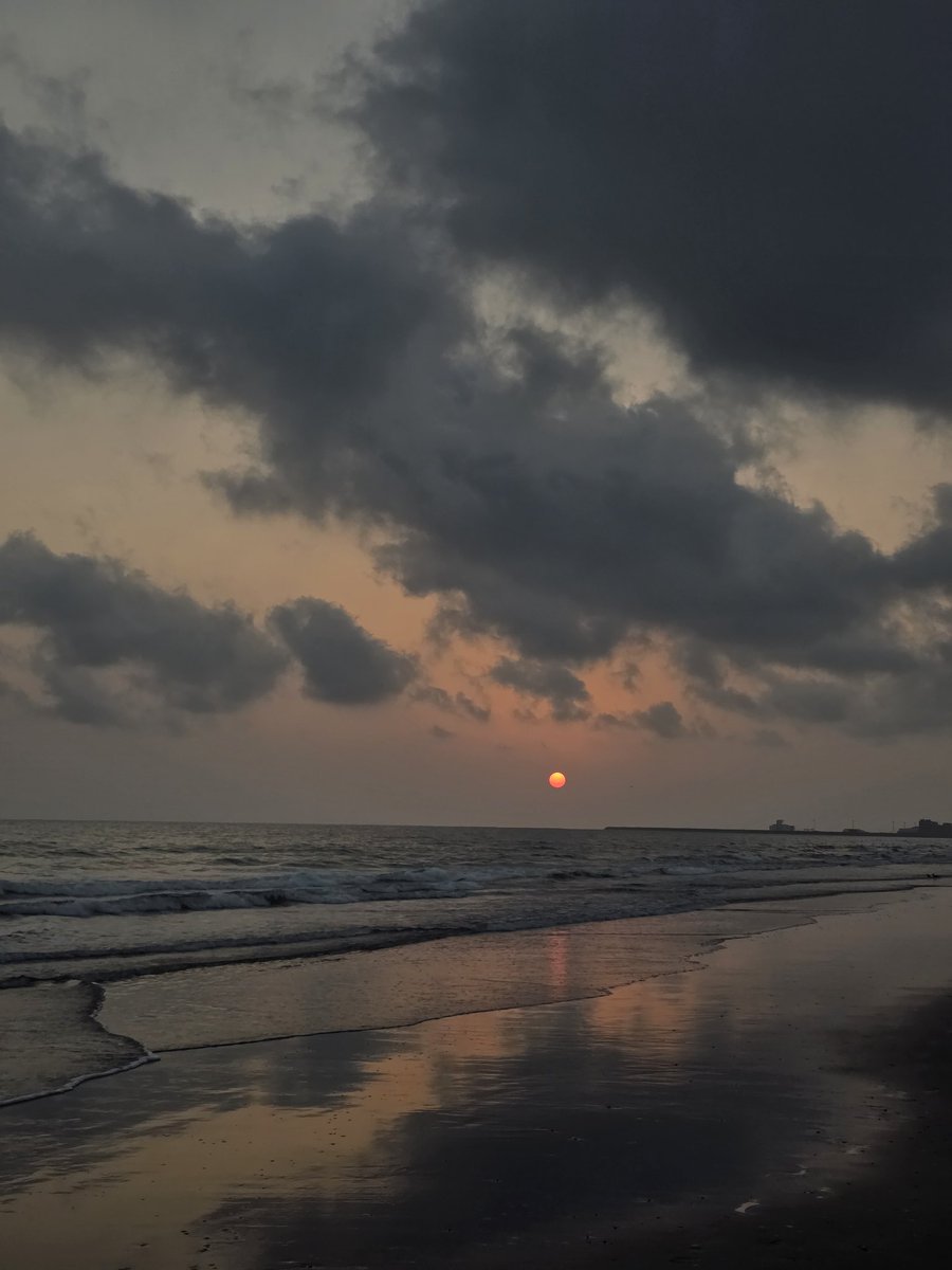 جميلة هي الشمس
حين تنثر دفء شعاعها على أرواحنا قبل أجسادنا