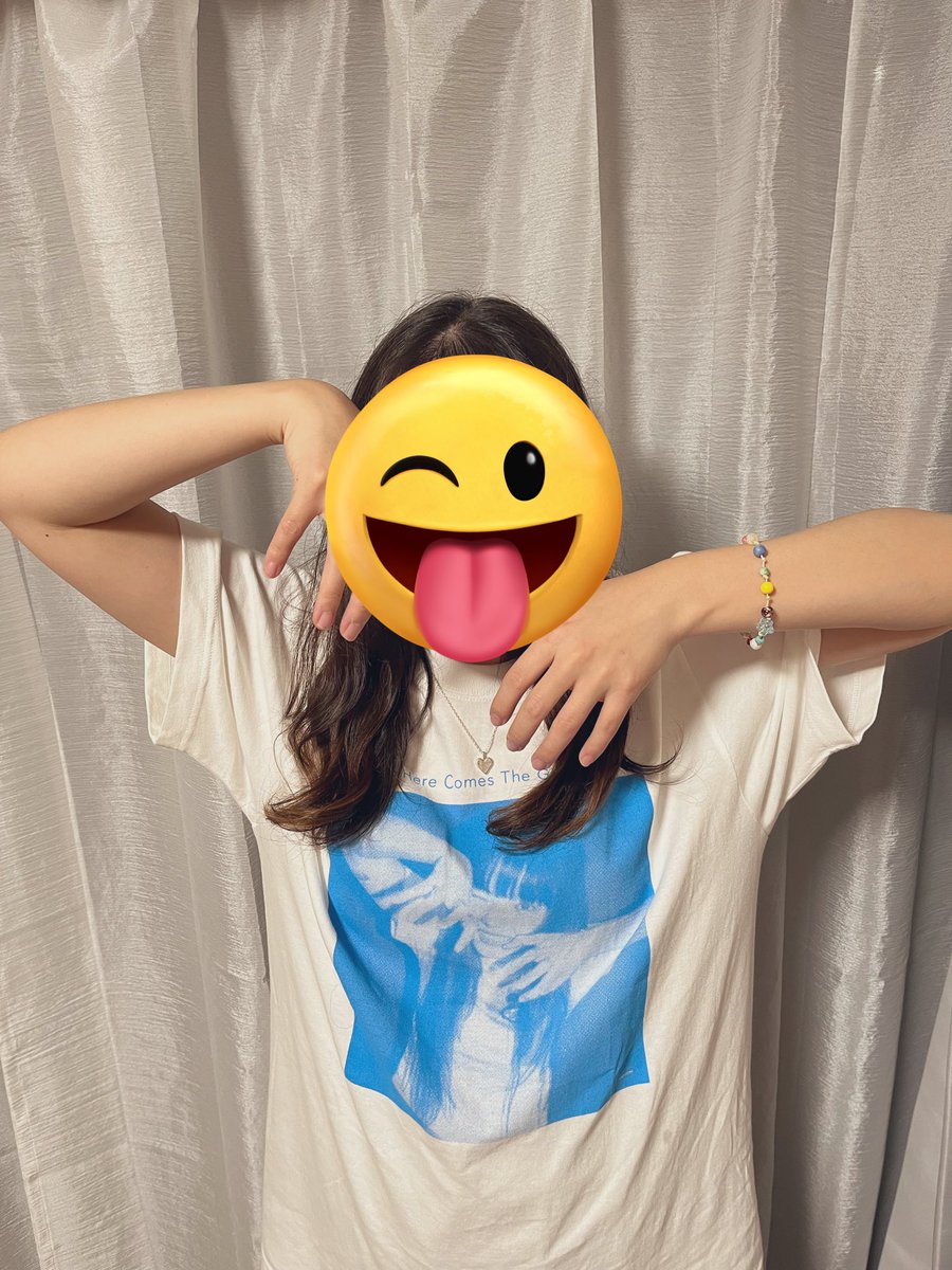 あいみょんの真似して撮ったよ👻💗
腕の角度もけっこう意識した笑
（実はわんこリングもついてる）