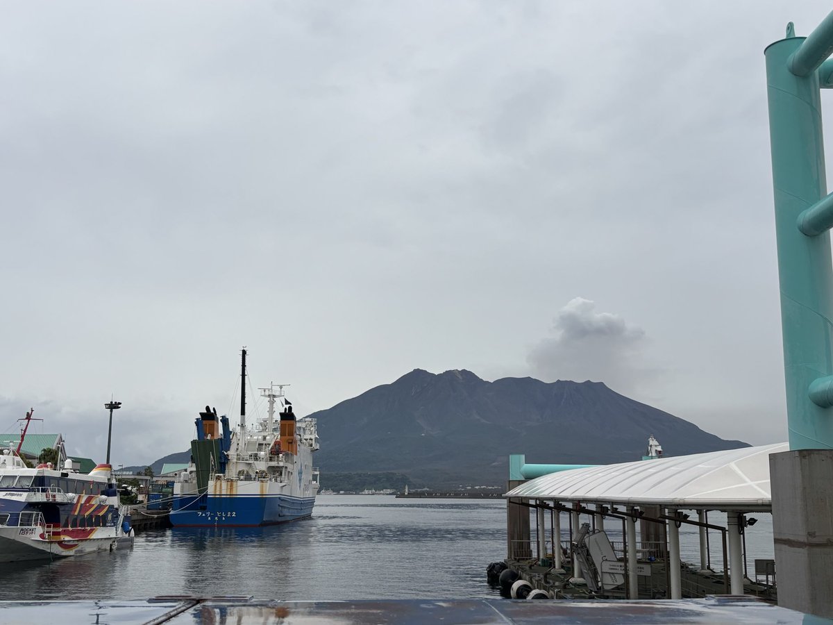 g2o4j3a4m's tweet image. ちなみに当初の予定に入れてた水族館は断念して白くま食べました
結果バス待ちの時間でフェリー発着所までお散歩したら面白いもの(とんでもない風化の仕方した案内板やH3ロケットの模型、桜島)が見れたのでそれで良かったかも〜となった