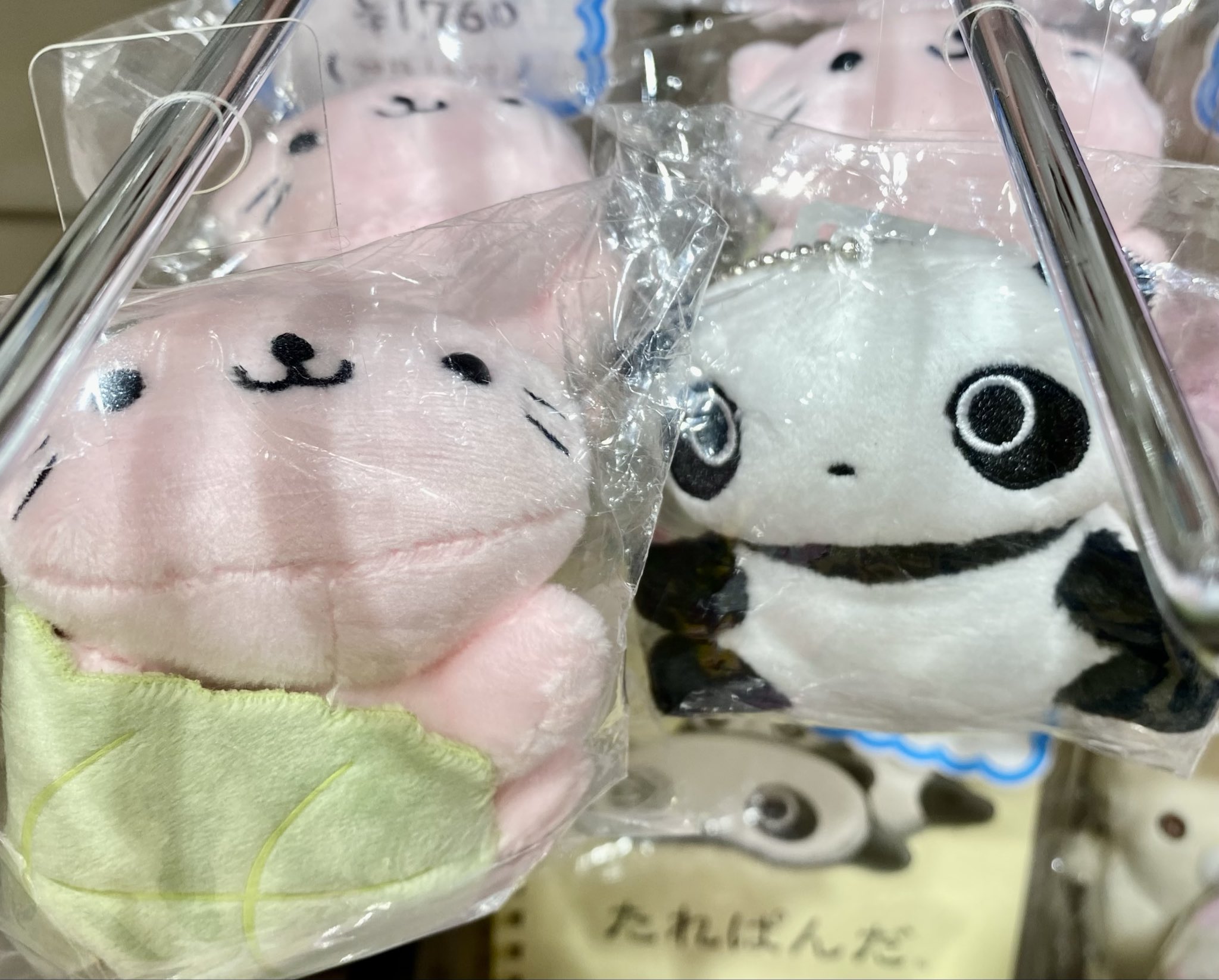 1109 - 4】摘ままれにゃんこのキーホルダー／ペンダント／ミケ