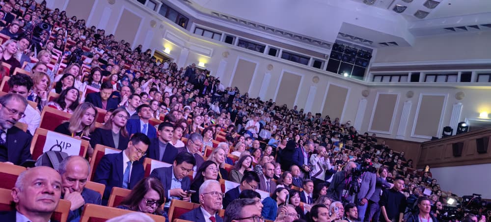 CubaMES's tweet photo. 🔹Intercambio con una representación de los becarios que estudian en #Rusia como parte del programa de becas de gobierno.

🔹Asistió a la inauguración de la XX Feria de la Ciencia que organiza la Universidad Estatal de Moscú. 

#Cuba #UniversidadCubana https://t.co/UKhe6fmuUS