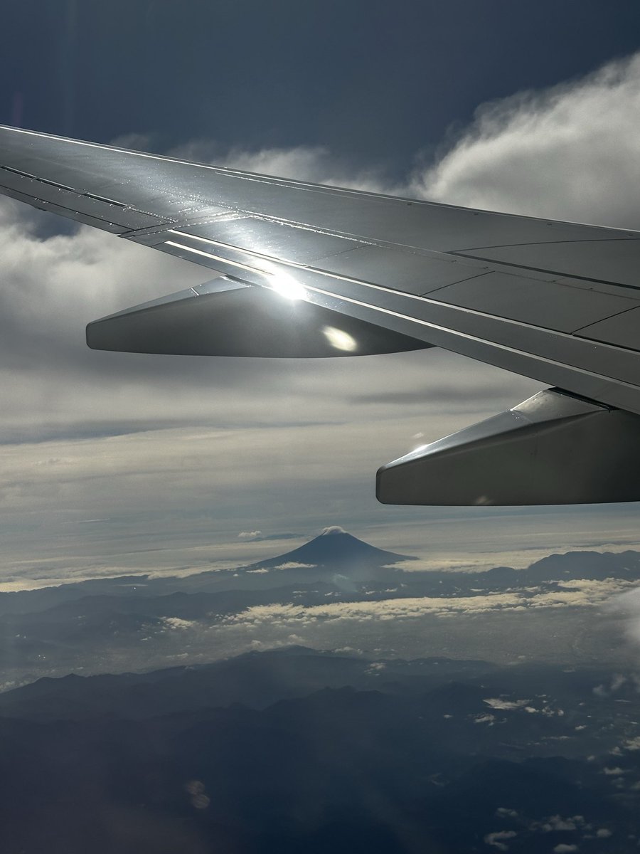 jin_hana0704's tweet image. 神戸着いた✈️

飛ぶ前に
朝ラー🤣

今年　2回目の神戸
空港から三宮までなら
慣れたわ

今回は、富士山🗻も見えた🎶

みんながミニトートの
アレンジしてたので
私も　少しだけ
ショルダーにして

背面には
キャリーオンバックの様に
してみた

#赤西仁