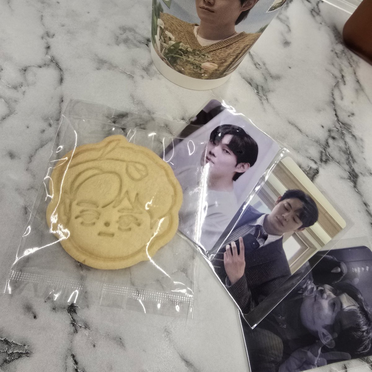 24228eess's tweet photo. 생카에서 있는데 주최분들 빼고 나 혼자임 뻘쭘.. 트칭 언제 오지.. 오긴하겠지..? 제 말동무 해주세요.. https://t.co/uYTnOkR4Jz